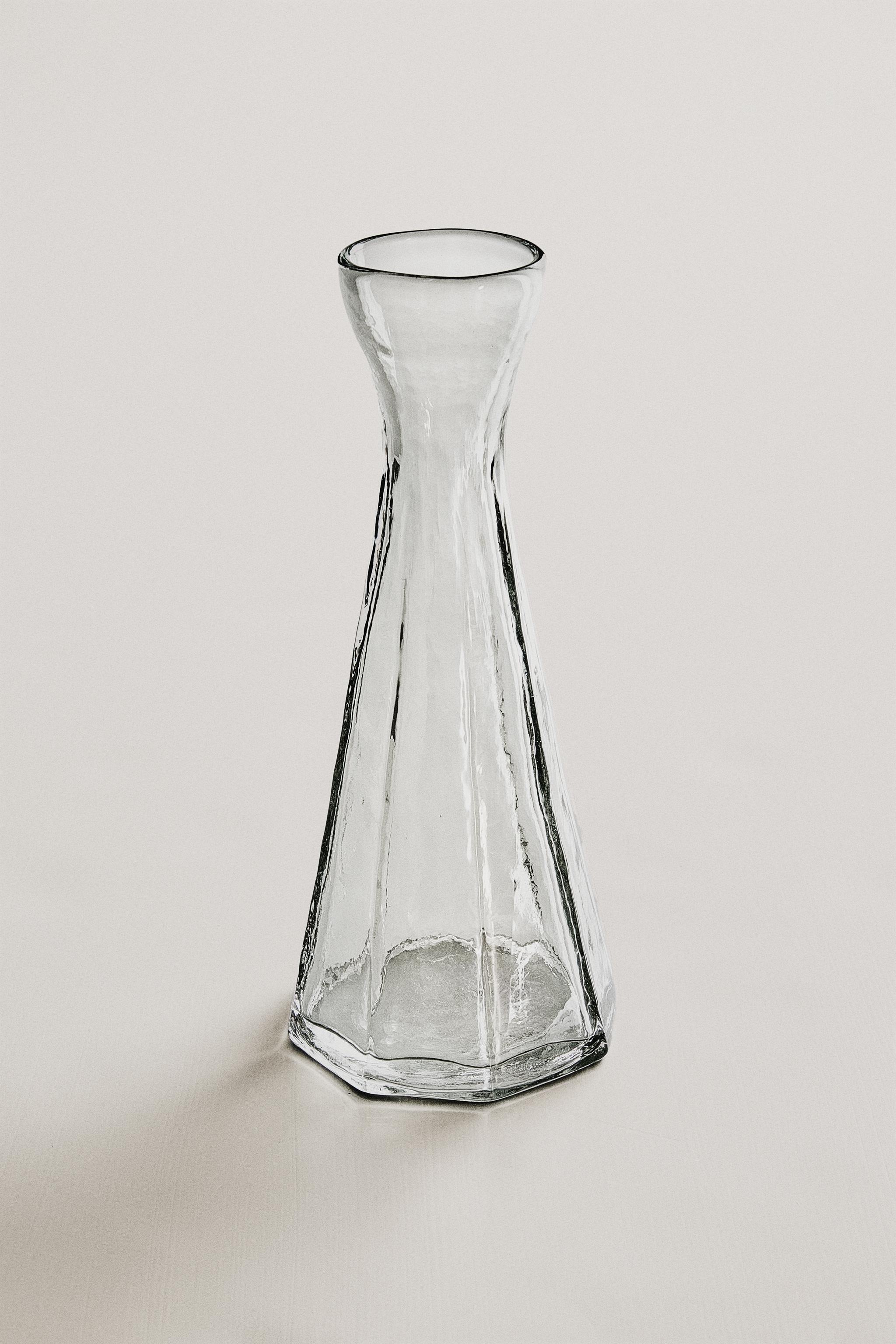 VASE FACETTÉ EN VERRE ÉTROIT